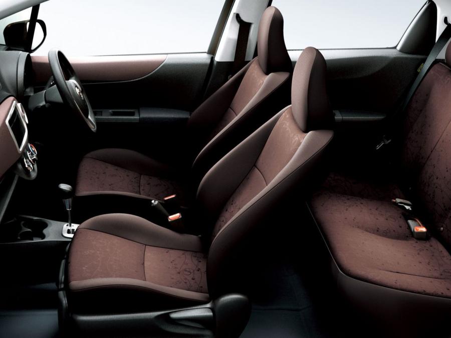 Toyota Vitz 2010 года  (фото 3 из 13)